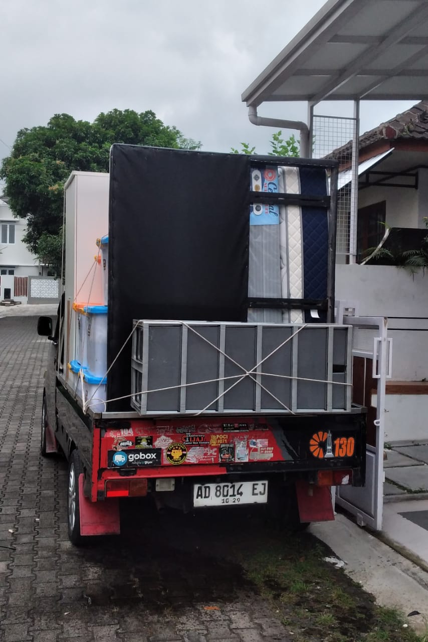 Angkut furnitur terbungkus rapi