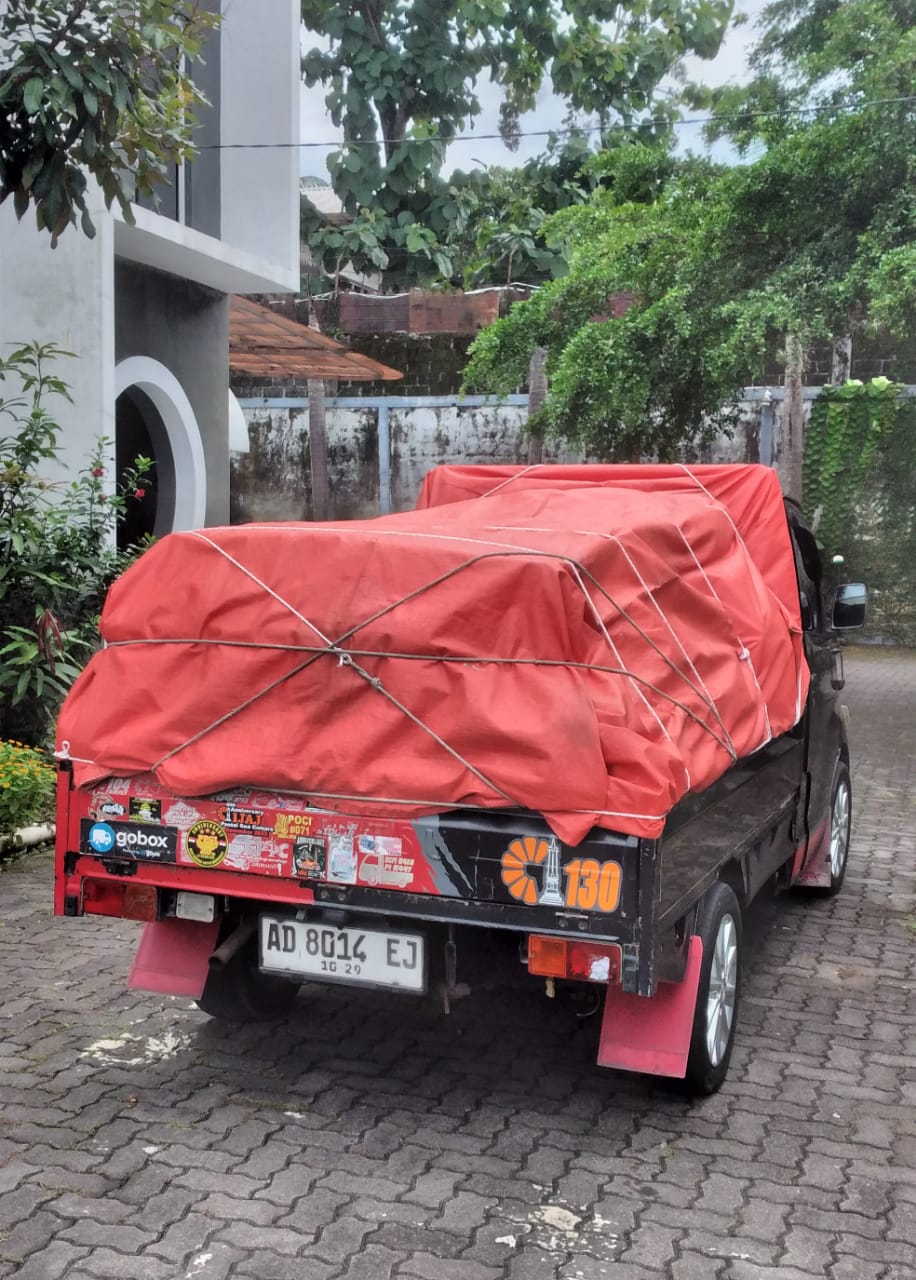 Barang dilindungi terpal saat pengiriman